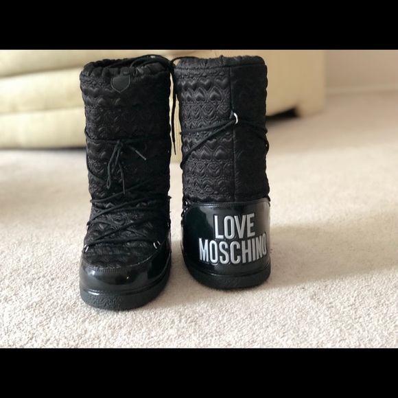 love moschino snowboots